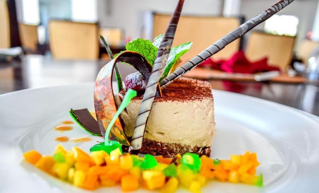 Green Grass Hotel & Restaurant Джафна Екстериор снимка
